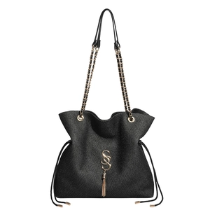 Sac seau noir chic avec logo S doré à franges et bandoulière en chaîne dorée