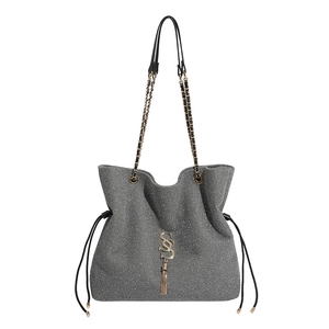 Sac cabas gris scintillant avec pendentif S doré, pompon et bandoulière en chaîne