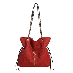 Grande borsa tote rossa glitterata con logo SS dorato e tracolla a catena su fondo bianco