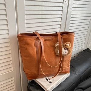 Grand sac cabas vintage en daim caramel avec pendentif ours pour mode hivernale