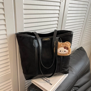 Sac cabas minimaliste en daim noir de grande capacité avec un charmant pendentif d'ours