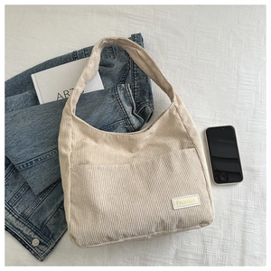 Détail du sac à bandoulière en velours côtelé beige avec texture et logo FASHION