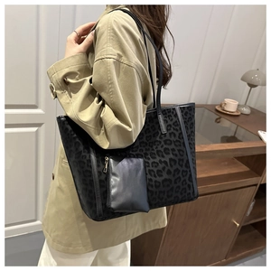 Elegante borsa tote in finto scamosciato leopardato con pochette interna coordinata