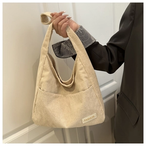 Gros plan sur le sac fourre-tout en velours côtelé beige avec détail de texture