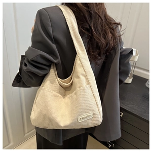 Vue détaillée d'un sac cabas en velours côtelé beige avec étiquette Fashion