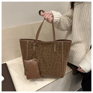 Dettaglio della borsa tote leopardata con portamonete laterale e morbida texture in pelle