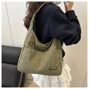 Détail du sac fourre-tout en velours côtelé vert olive avec grande capacité de rangement