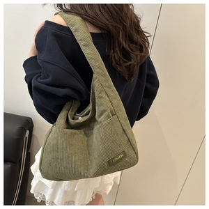 Détail du sac fourre-tout en velours côtelé vert olive avec texture et écusson