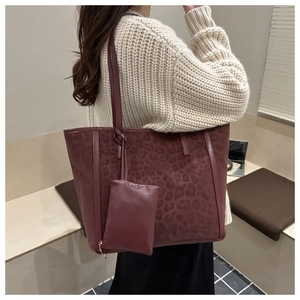 Dettaglio borsa tote leopardata bordeaux con mini pochette e tracolla lunga in spalla