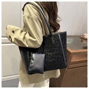 Dettaglio della borsa tote leopardata con pochette che mostra texture e tracolla lunga