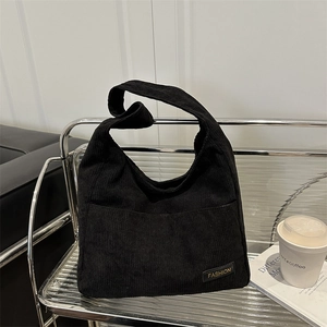 Grand sac cabas hobo en velours côtelé noir pour femme dans un cadre moderne