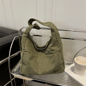 Grand sac cabas en velours côtelé vert au design minimaliste hobo élégant