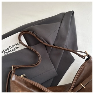 Vue détaillée du sac cabas en cuir vintage marron foncé avec fermeture éclair bronze et fini huilé