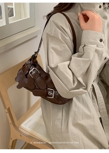 Dettaglio della borsa sottobraccio vintage in pelle testa di moro con fibbia in metallo