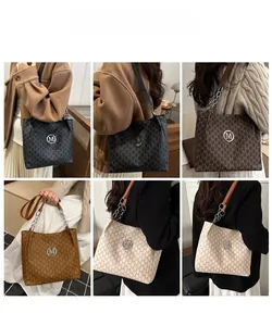 Détails de l'imprimé et du logo en métal sur ce sac cabas à grande capacité