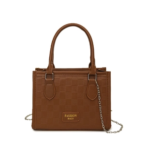 Sac bandoulière marron à damier avec doubles poignées et chaîne argentée pour femme
