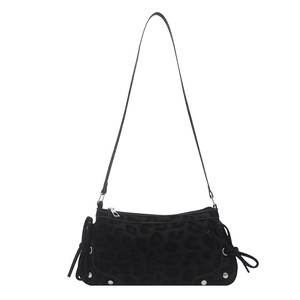 Sac bandoulière croissant à imprimé léopard noir avec nœuds et rivets en métal