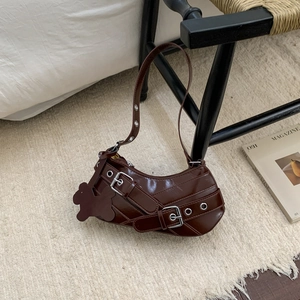Borsa Sottobraccio Mezzaluna Pelle PU Lucida Fibbie Metalliche Occhielli Borsa Hobo Con Pendente Orso Stile Retrò Y2K Donne