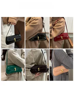 Model trägt glänzende Lackleder-Baguette-Taschen in verschiedenen Farben mit Goldschloss