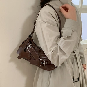Borsa sottobraccio in ecopelle marrone scuro con fibbie punk e ciondolo a forma di orso