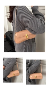 Detailansicht der pfirsichrosa Lackleder-Schultertasche mit goldener Metallschnalle
