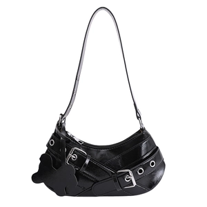 Borsa hobo nera lucida con cinture decorative, fibbie argentate e ciondolo a orso su sfondo bianco