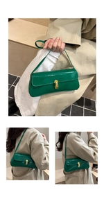 Detailansicht der dunkelgrünen Lackleder-Baguette-Tasche mit goldenem Verschluss