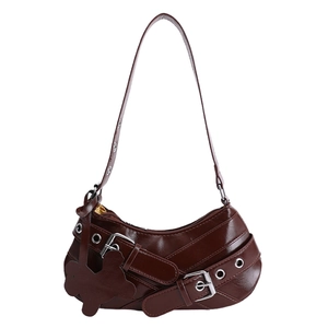 Sac à bandoulière marron foncé en similicuir brillant avec des boucles en métal argenté