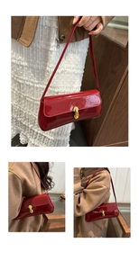 Detail der roten Lackleder-Baguette-Tasche mit goldenem Oval-Verschluss und Riemen