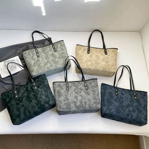 Sacs cabas matelassés minimalistes avec imprimé marbré en plusieurs couleurs