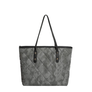 Grand sac cabas gris matelassé avec motif camouflage et rivets dorés renforcés