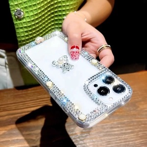 Coque iPhone blanche à paillettes avec ours en cristal et perles sur bord strass