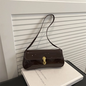 Dunkelbraune Lackleder-Achseltasche im Retro-Stil mit goldener Metallschnalle und Glanz