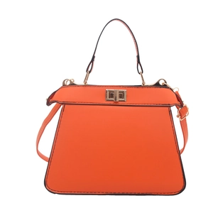 Sac à main trapèze orange vif avec fermoir tournant doré et poignée supérieure
