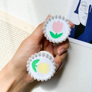 Support de téléphone tulipe chic avec bordure en perles en présentation réelle