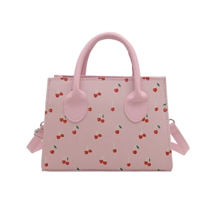 Sac à bandoulière rose minimaliste avec motif de cerises rouges sur fond blanc