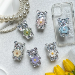 Makroaufnahme bunter Glitzer-Bären mit Blumendetails für Handy-Halterung Dekoration