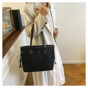 Detailansicht der schwarzen Totebag mit Leopardenmuster, seitlicher Schnürung und Logo