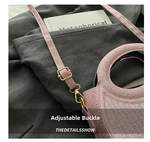 Détail de la boucle en métal doré sur le sac à main en tissu rose scintillant