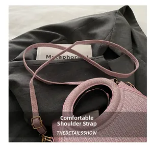 Détail du sac en tweed rose avec poignée ronde et bandoulière réglable élégante