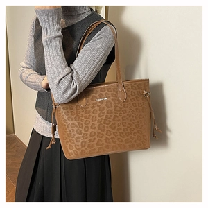 Braune Shopper-Tasche mit Leopardenmuster und Creative Cat-Schriftzug auf der Schulter