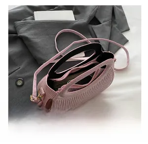 Détail du sac plissé rose montrant l'intérieur spacieux avec compartiment zippé