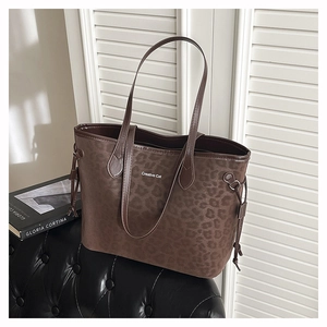 Detail der dunkelbraunen Tote Bag mit Leopardenmuster, Creative Cat Text und Kordelzug