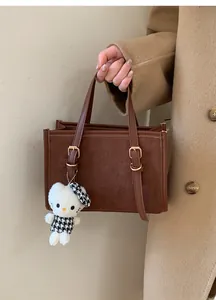 Borsa tote in pelle satinata marrone con ciondolo in peluche e fibbie in metallo oro