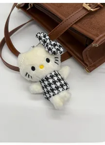 Ciondolo in peluche Hello Kitty con fiocco pied-de-poule su una borsa marrone testurizzata
