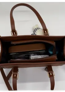 Vista dall'alto dell'interno della borsa in pelle marrone opaca con scomparto e cerniera