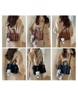 Borsa tote vintage di grande capacità con tracolla regolabile e ciondolo