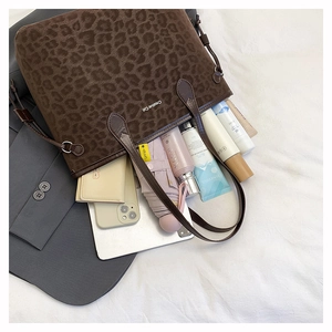 Innenansicht der großen Shopper-Tasche mit Leopardenmuster und Platz für Tablet