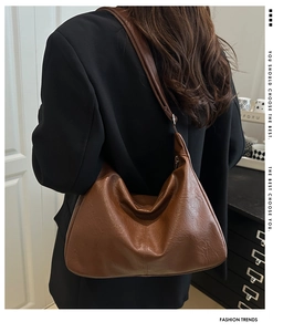 Détail du sac hobo en cuir PU marron montrant sa texture douce et sa large bandoulière