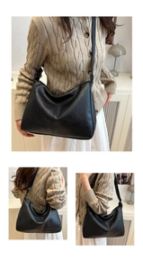Gros plan du sac hobo en cuir noir montrant la texture souple et l'intérieur spacieux